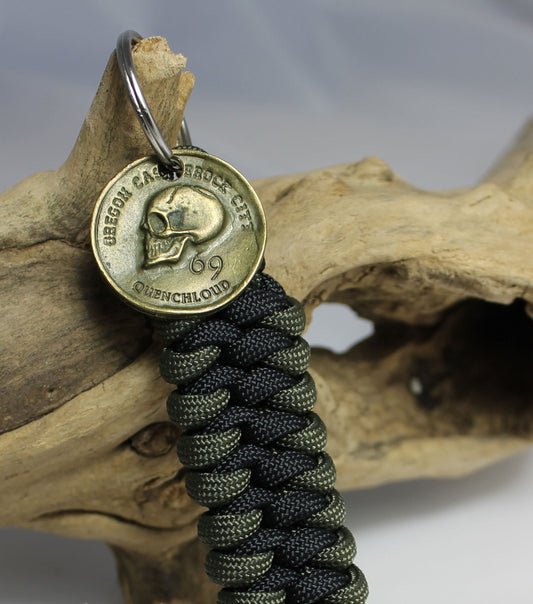 Paracord 550 Schlüsselanhänger Totenkopf Münze - olive / schwarz