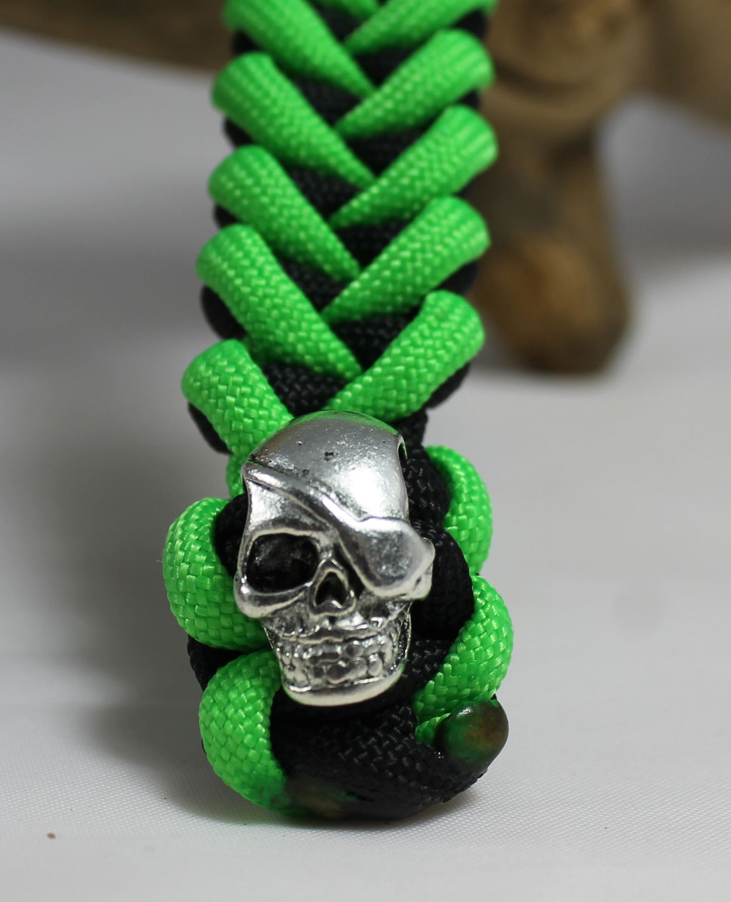 Paracord Schlüsselanhänger SKULL - neon grün / schwarz