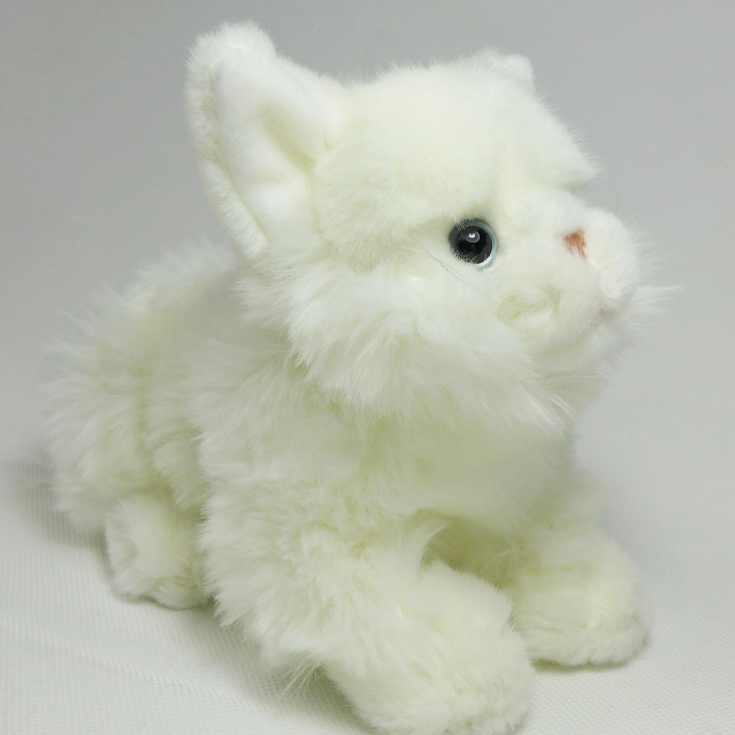 Katze Kuscheltier liegend weiß 27 cm Plüschtier