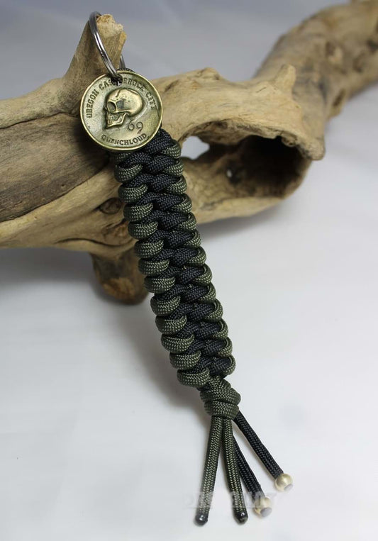 Paracord 550 Schlüsselanhänger Totenkopf Münze - olive / schwarz