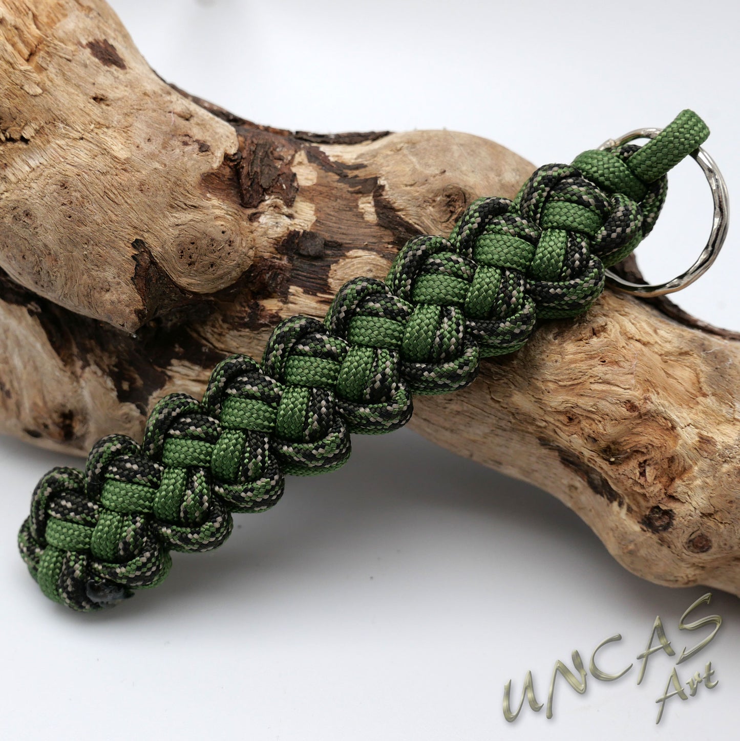 Paracord Schlüsselanhänger geflochten VIPER - canadian digital / farn grün