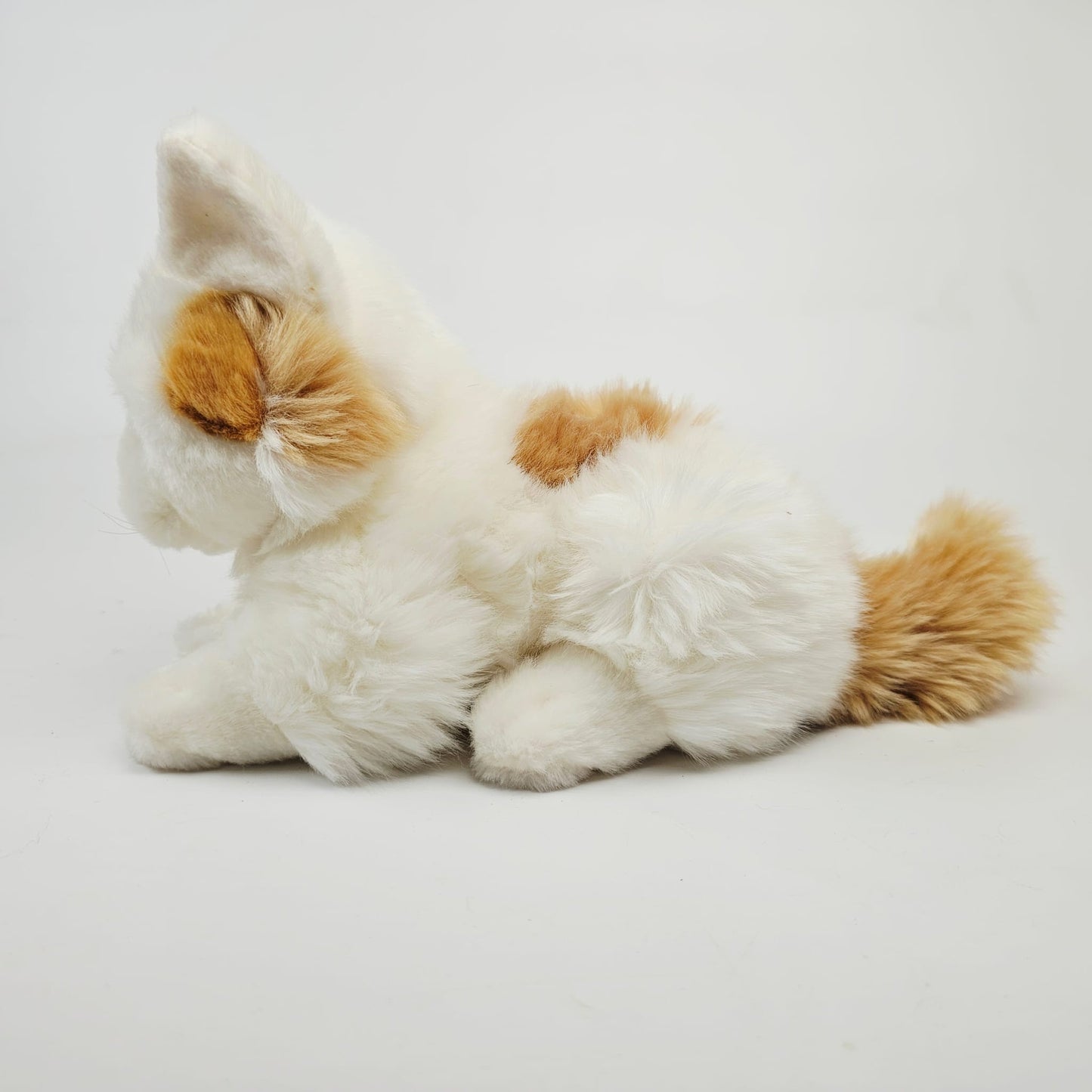 Katze Kuscheltier liegend weiß-braun 27 cm Plüschtier