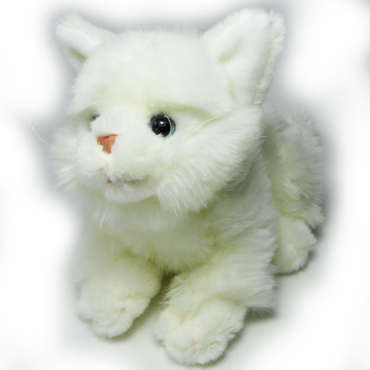 Katze Kuscheltier liegend weiß 27 cm Plüschtier