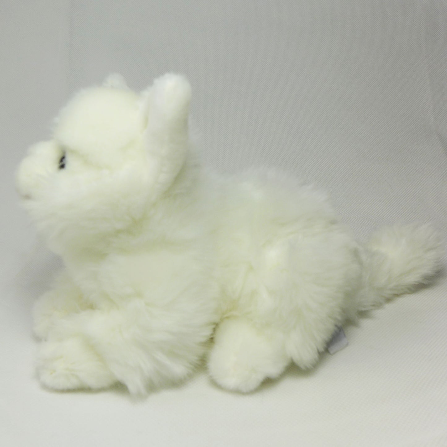 Katze Kuscheltier liegend weiß 27 cm Plüschtier