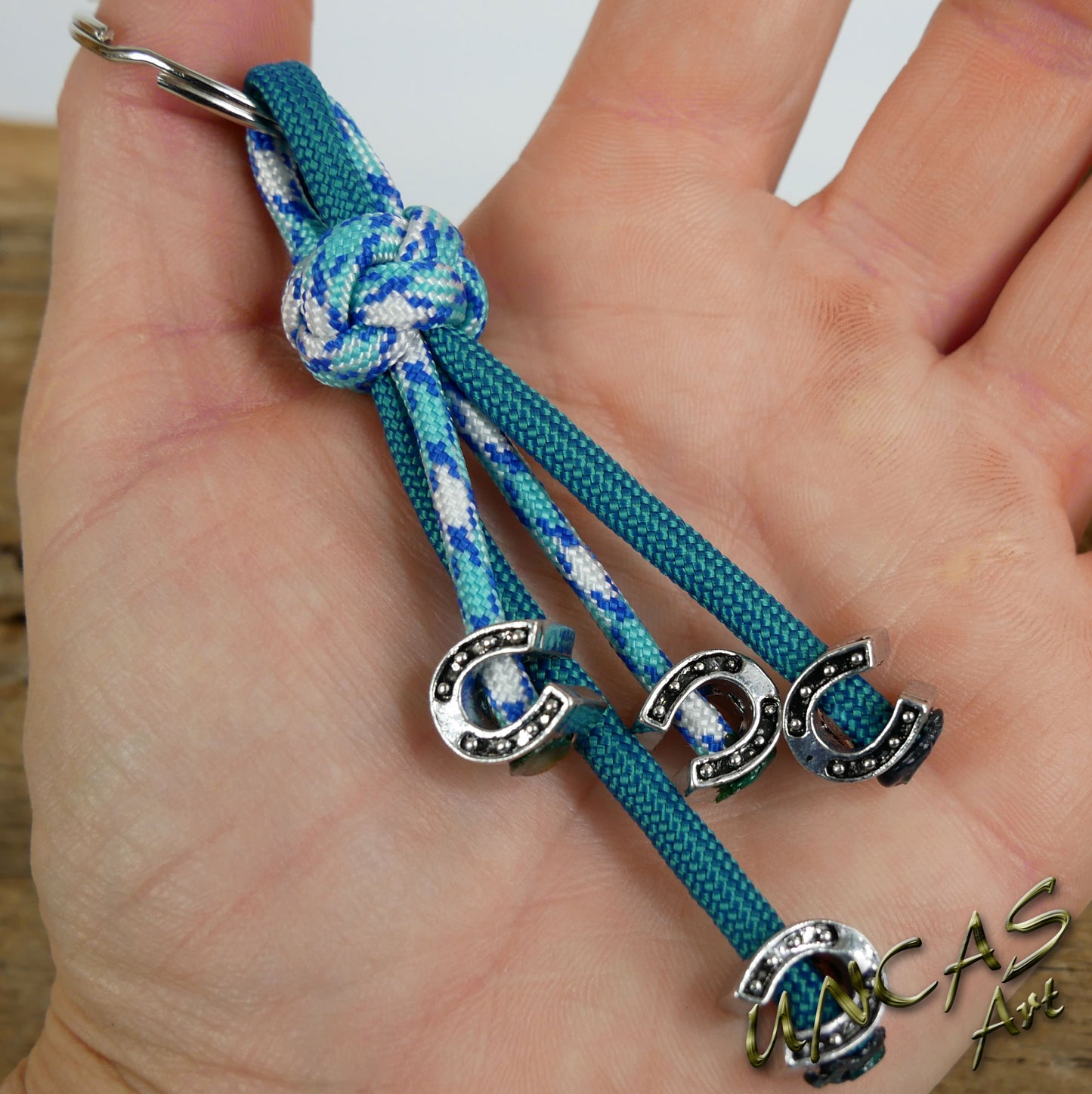 Paracord Schlüsselanhänger 4 Hufeisen blue shock / ozean türkis