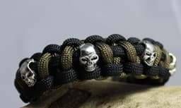 Bild von Paracord Armband PIRAT - schwarz / schlamm  mit Metall Totenkopf / Skull