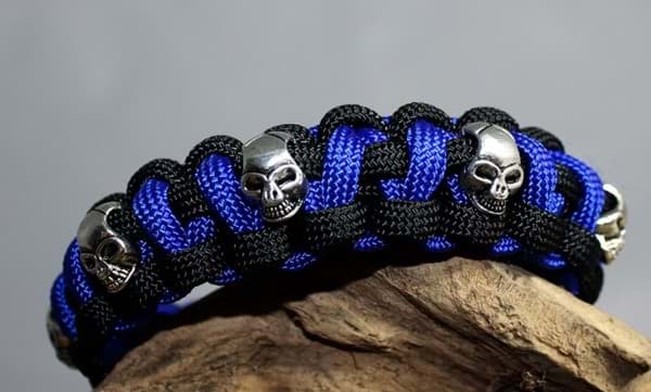 Bild von Paracord Armband PIRAT - schwarz / electric blue  mit Metall Totenkopf / Skull - Gr. XS