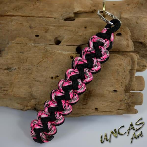 Bild von Paracord Schlüsselanhänger VIPER - pink camo / schwarz